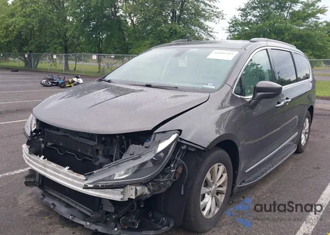 2017 Chrysler Pacifica Touring-L z USA, uszkodzony, nr VIN 2C4RC1BG4HR661353